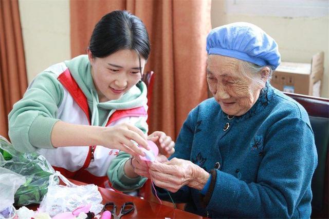 “新型养老”走红，不去养老院也不麻烦子女，网友：以后也这么过(图10)