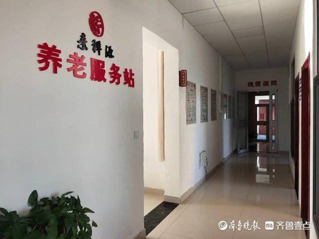 东利社区智慧养老服务站解民忧，居民送锦旗(图2)