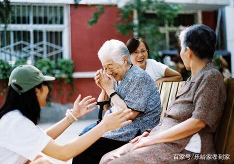养老院虽好，但家庭照护床位更不赖，新型养老模式，多重选择(图1)