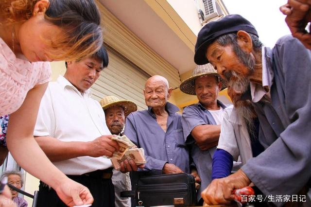 退休老人有福了！70岁老人享受养老金还有高龄补贴，你领取了吗？(图2)